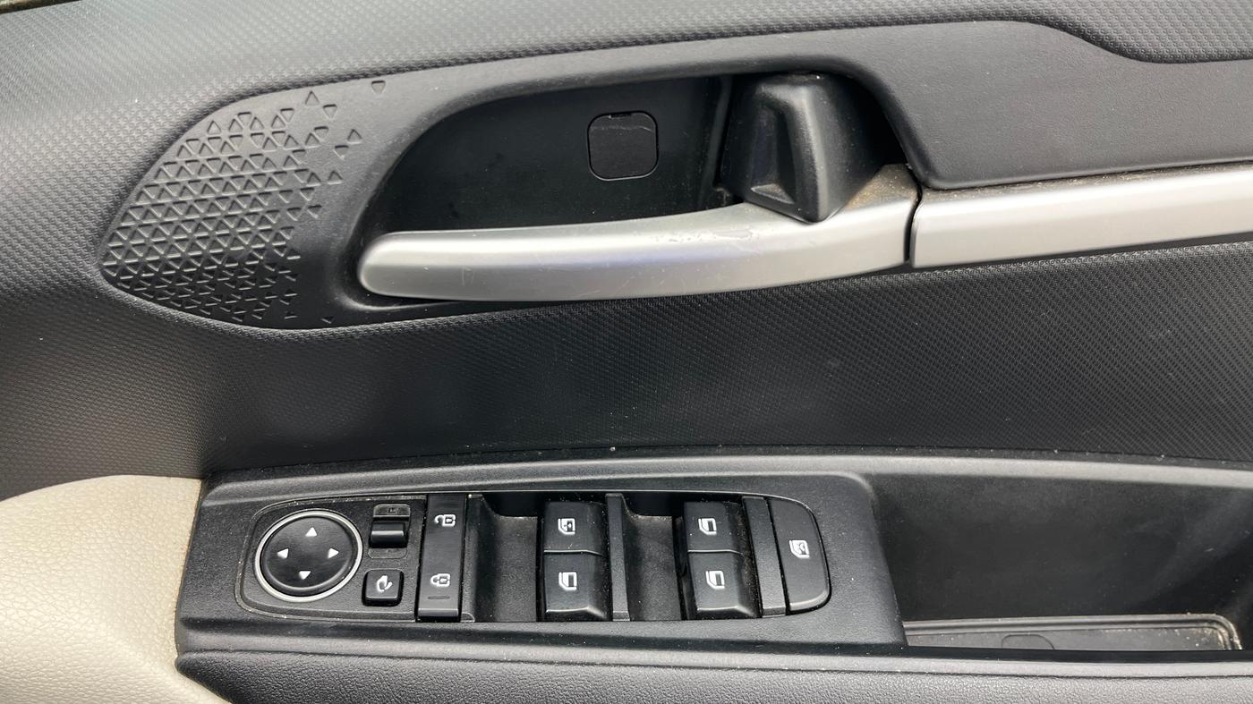 2022 KIA SONET HTX 1.5, Diesel, Manual, 62,919 km, Driver Side Door Panels Control