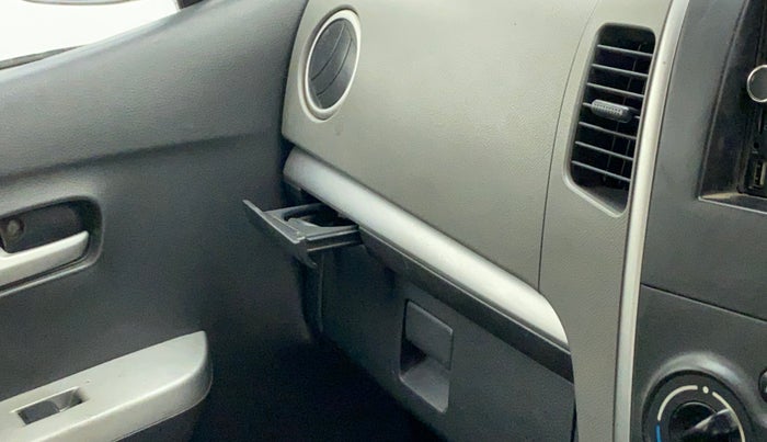 2012 Maruti Wagon R 1.0 LXI, Petrol, Manual, 69,981 km, Dashboard - Cup holder not working