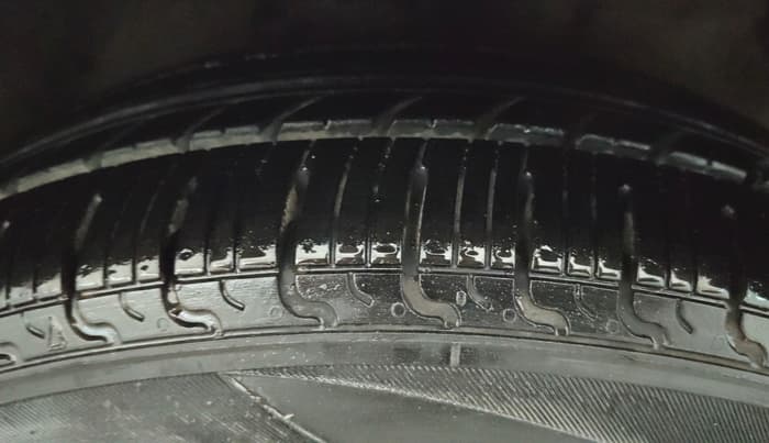 2016 Maruti Celerio VXI CNG, CNG, Manual, 70,667 km, Right Front Tyre Tread