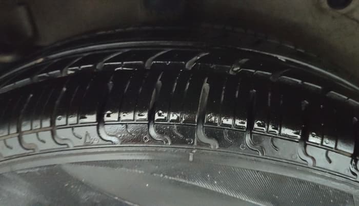 2016 Maruti Celerio VXI CNG, CNG, Manual, 70,667 km, Right Rear Tyre Tread