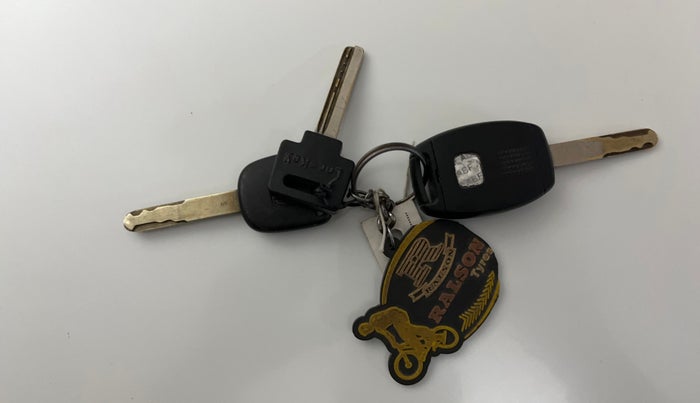 2017 Honda Amaze 1.2L I-VTEC S, CNG, Manual, 58,319 km, Key Close Up