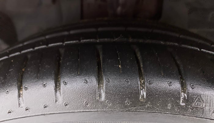 2021 Ford Figo Aspire TITANIUM 1.2 PETROL, Petrol, Manual, 29,246 km, Left Front Tyre Tread