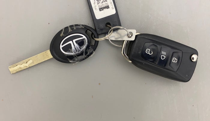 2023 Tata NEXON XMA SUNROOF PETROL, Petrol, Automatic, 14,457 km, Key Close Up