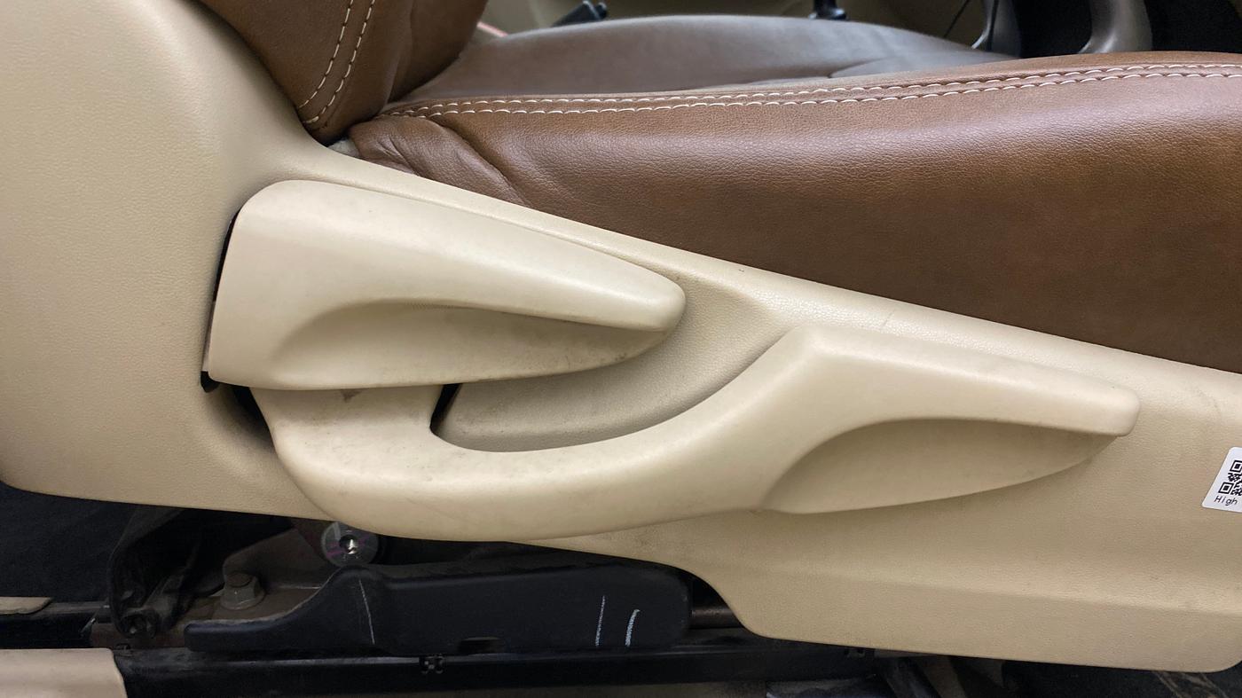 2020 Toyota YARIS G MT, Petrol, Manual, 1,04,531 km, Driver Side Adjustment Panel