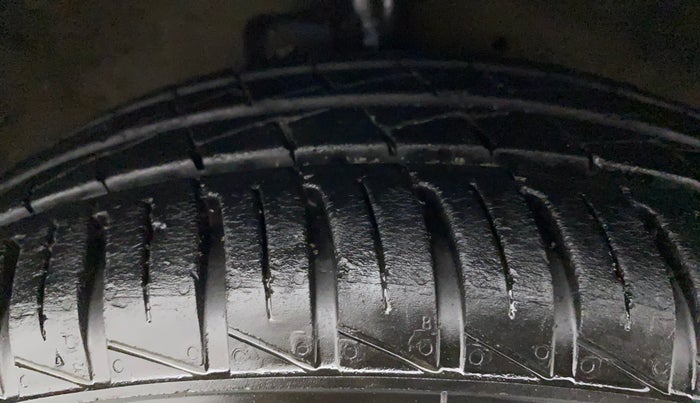 2014 Maruti Celerio VXI AMT, Petrol, Automatic, 1,07,132 km, Right Front Tyre Tread