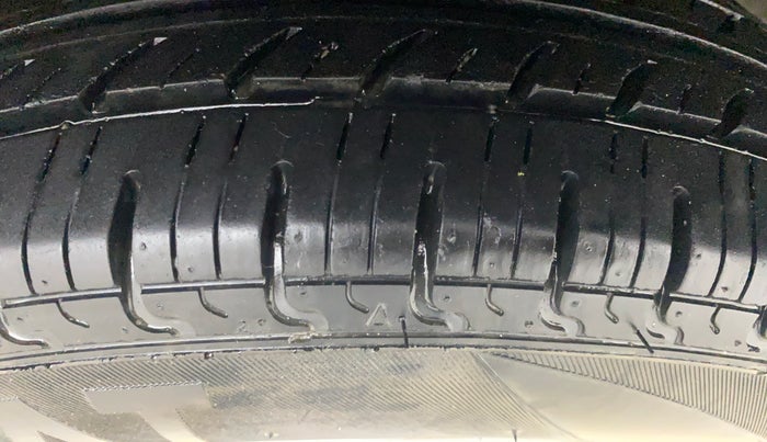 2017 Renault Kwid CLIMBER 1.0 AMT, Petrol, Automatic, 19,505 km, Left Rear Tyre Tread