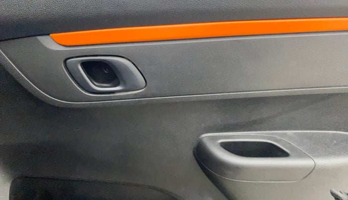 2017 Renault Kwid CLIMBER 1.0 AMT, Petrol, Automatic, 19,505 km, Driver Side Door Panels Control