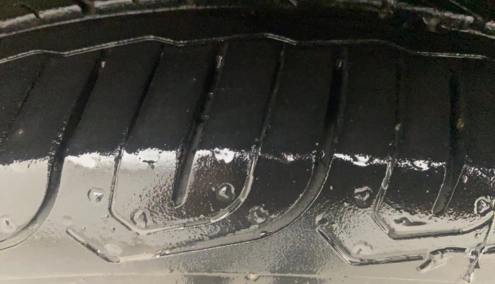 2013 Volkswagen Vento COMFORTLINE DIESEL 1.6, Diesel, Manual, 1,23,502 km, Left Front Tyre Tread