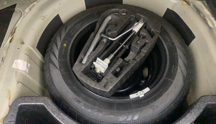 2013 Volkswagen Vento COMFORTLINE DIESEL 1.6, Diesel, Manual, 1,23,502 km, Spare Tyre