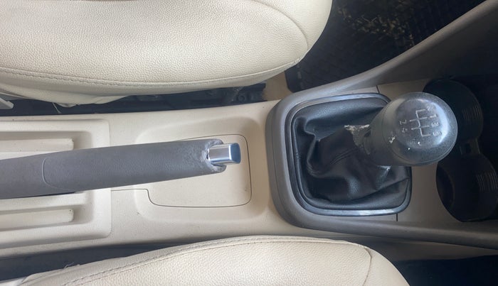 2013 Volkswagen Vento COMFORTLINE DIESEL 1.6, Diesel, Manual, 1,23,502 km, Gear Lever