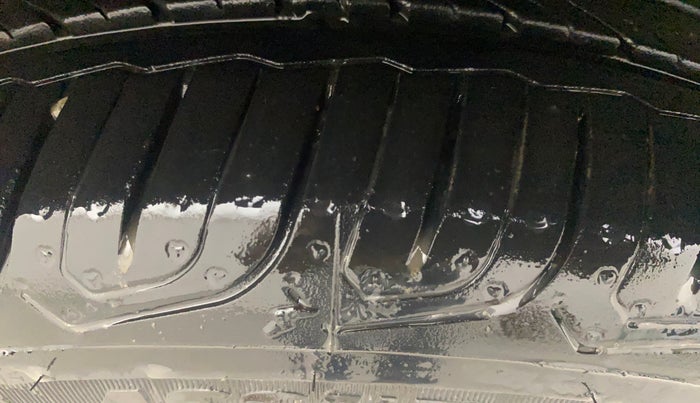 2013 Volkswagen Vento COMFORTLINE DIESEL 1.6, Diesel, Manual, 1,23,502 km, Right Front Tyre Tread