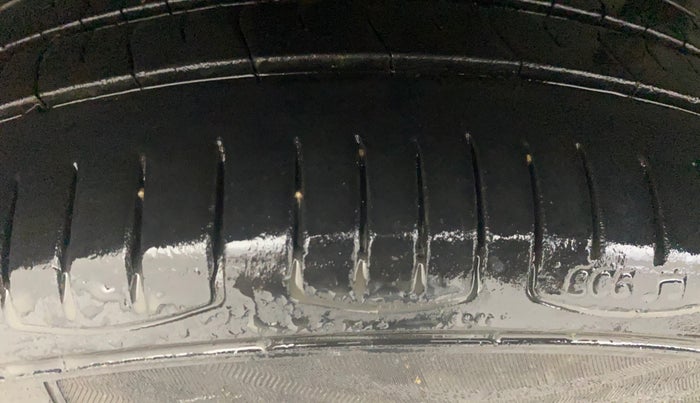 2013 Volkswagen Vento COMFORTLINE DIESEL 1.6, Diesel, Manual, 1,23,502 km, Right Rear Tyre Tread