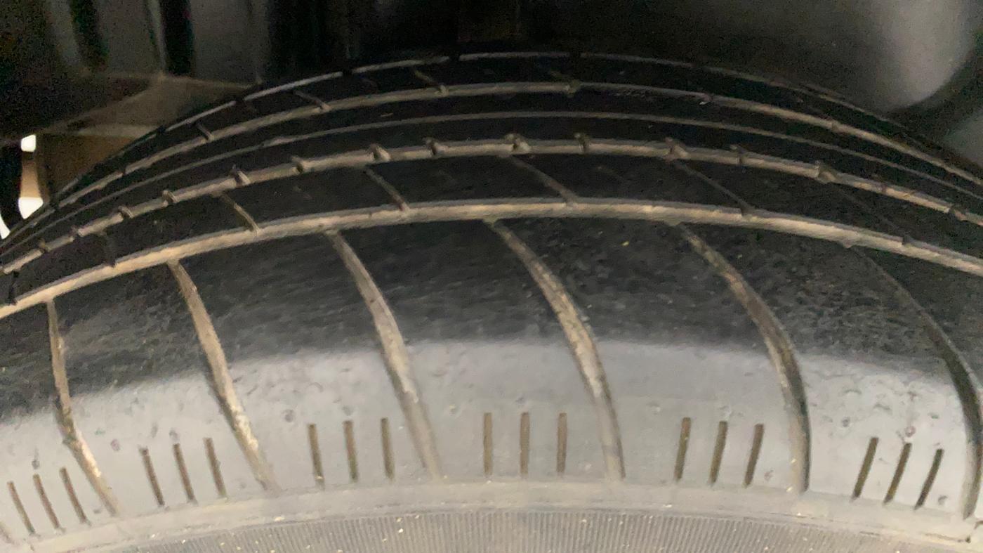 2012 Maruti Swift Dzire ZXI, Petrol, Manual, 1,08,955 km, Right Rear Tyre Tread
