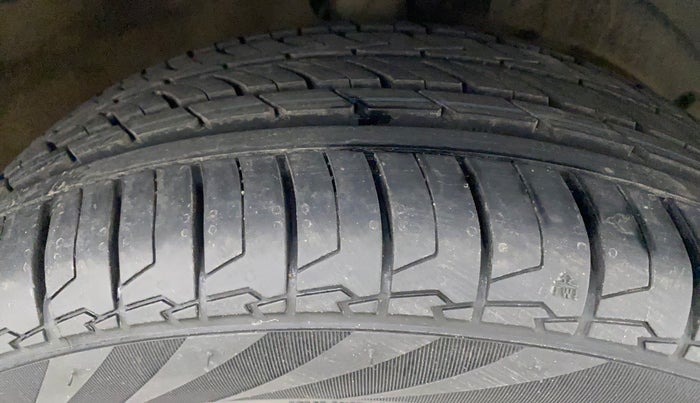 2015 Maruti Baleno ALPHA PETROL 1.2, Petrol, Manual, 61,855 km, Right Front Tyre Tread
