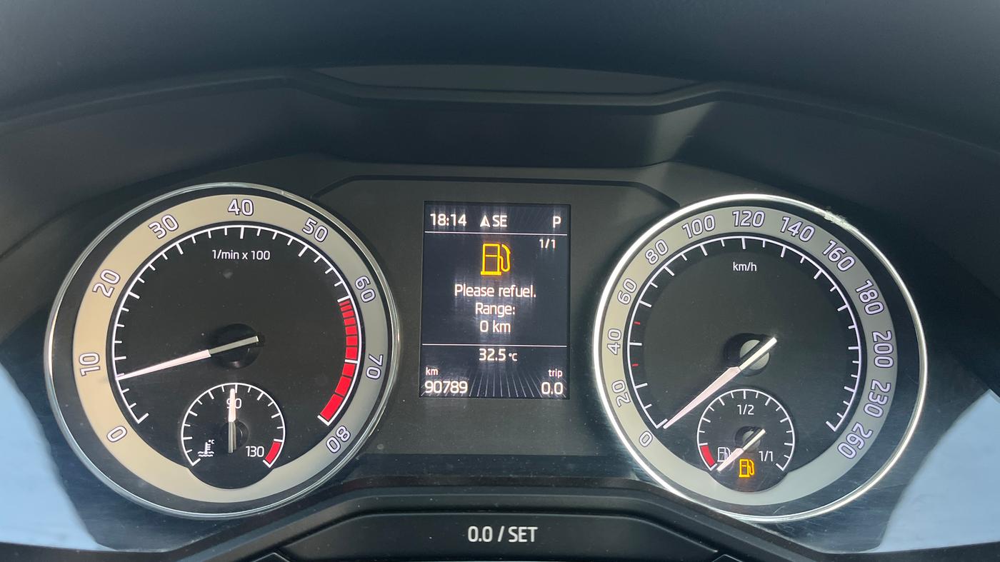 2016 Skoda Superb L&K 1.8 TSI AT, Petrol, Automatic, 90,770 km, Odometer Image