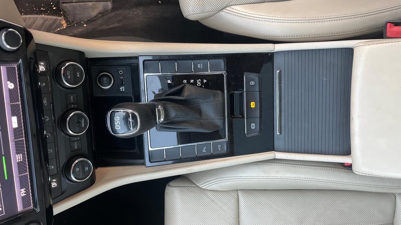 2016 Skoda Superb L&K 1.8 TSI AT, Petrol, Automatic, 90,770 km, Gear Lever