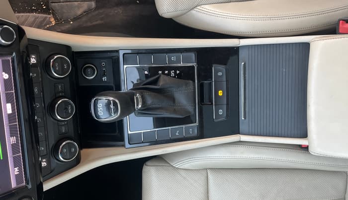 2016 Skoda Superb L&K 1.8 TSI AT, Petrol, Automatic, 90,770 km, Gear Lever