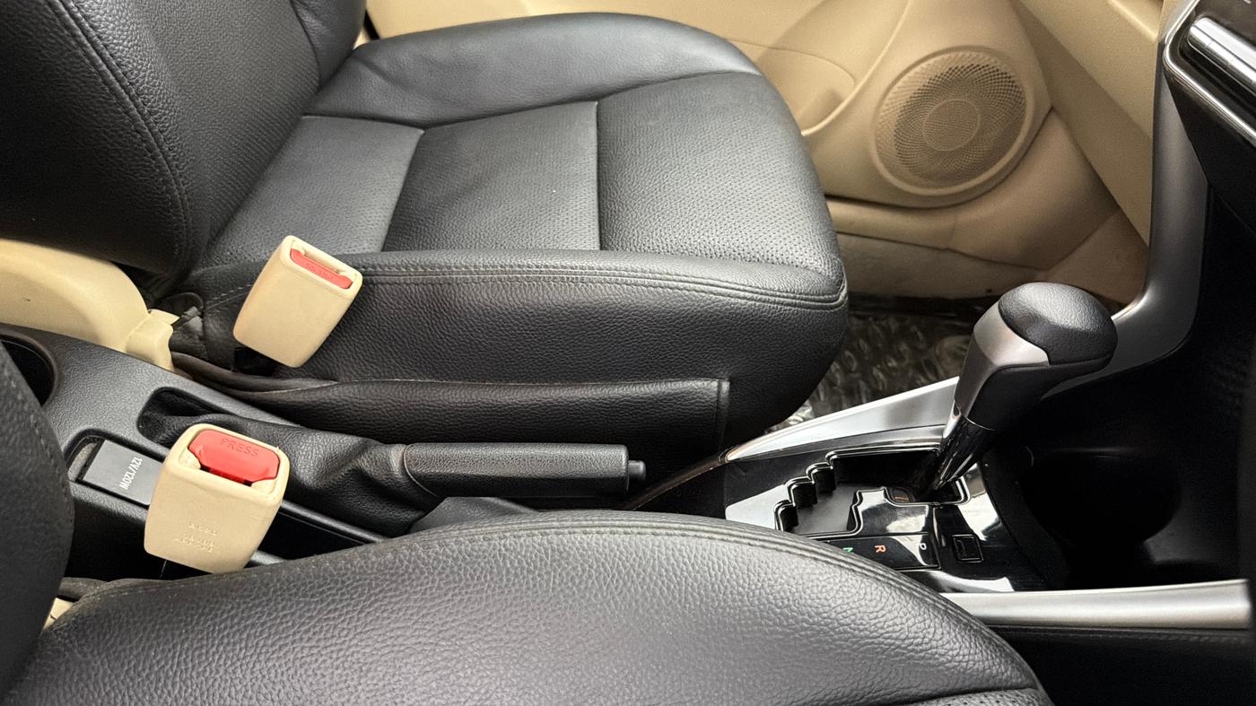 2019 Toyota YARIS G CVT, Petrol, Automatic, 52,425 km, Gear Lever