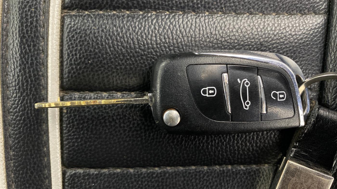 2017 Maruti Swift VXI, Petrol, Manual, 68,396 km, Key Close Up