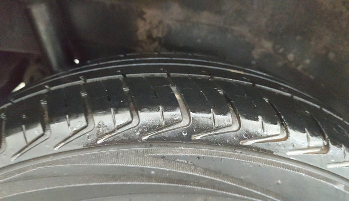 2014 Maruti Wagon R 1.0 VXI, Petrol, Manual, 68,259 km, Right Rear Tyre Tread