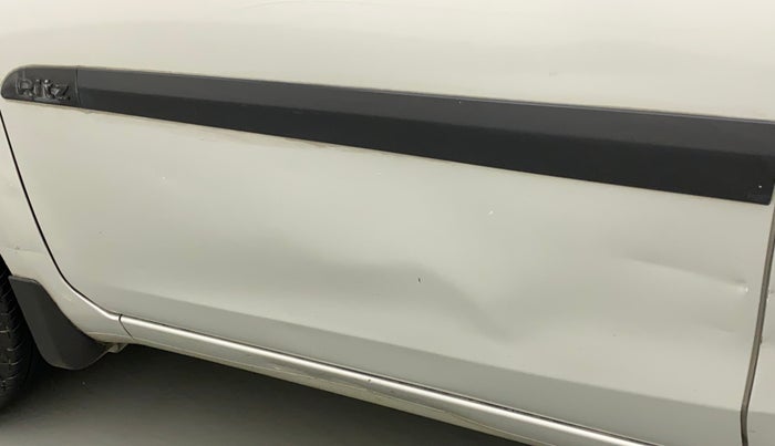 2010 Maruti Ritz ZXI, Petrol, Manual, 70,505 km, Front passenger door - Slightly dented