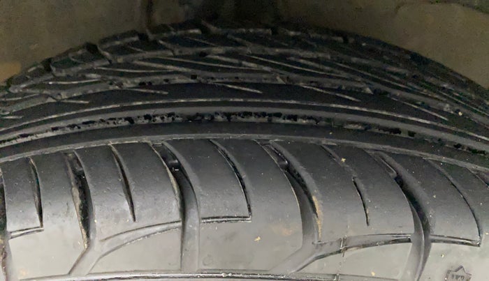 2010 Maruti Ritz ZXI, Petrol, Manual, 70,505 km, Right Front Tyre Tread