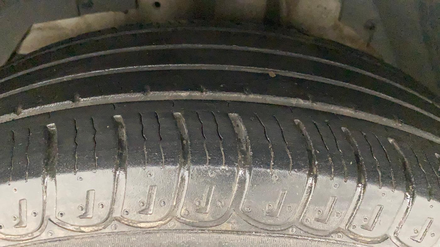 2019 Mahindra XUV500 W5, Diesel, Manual, 30,127 km, Left Front Tyre Tread