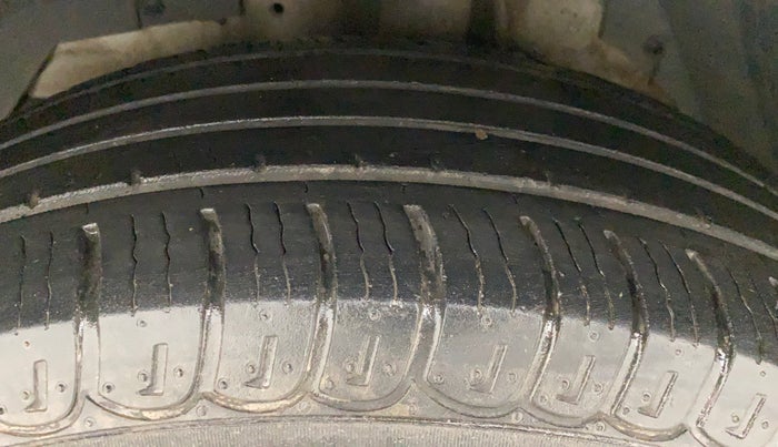 2019 Mahindra XUV500 W5, Diesel, Manual, 30,127 km, Left Front Tyre Tread