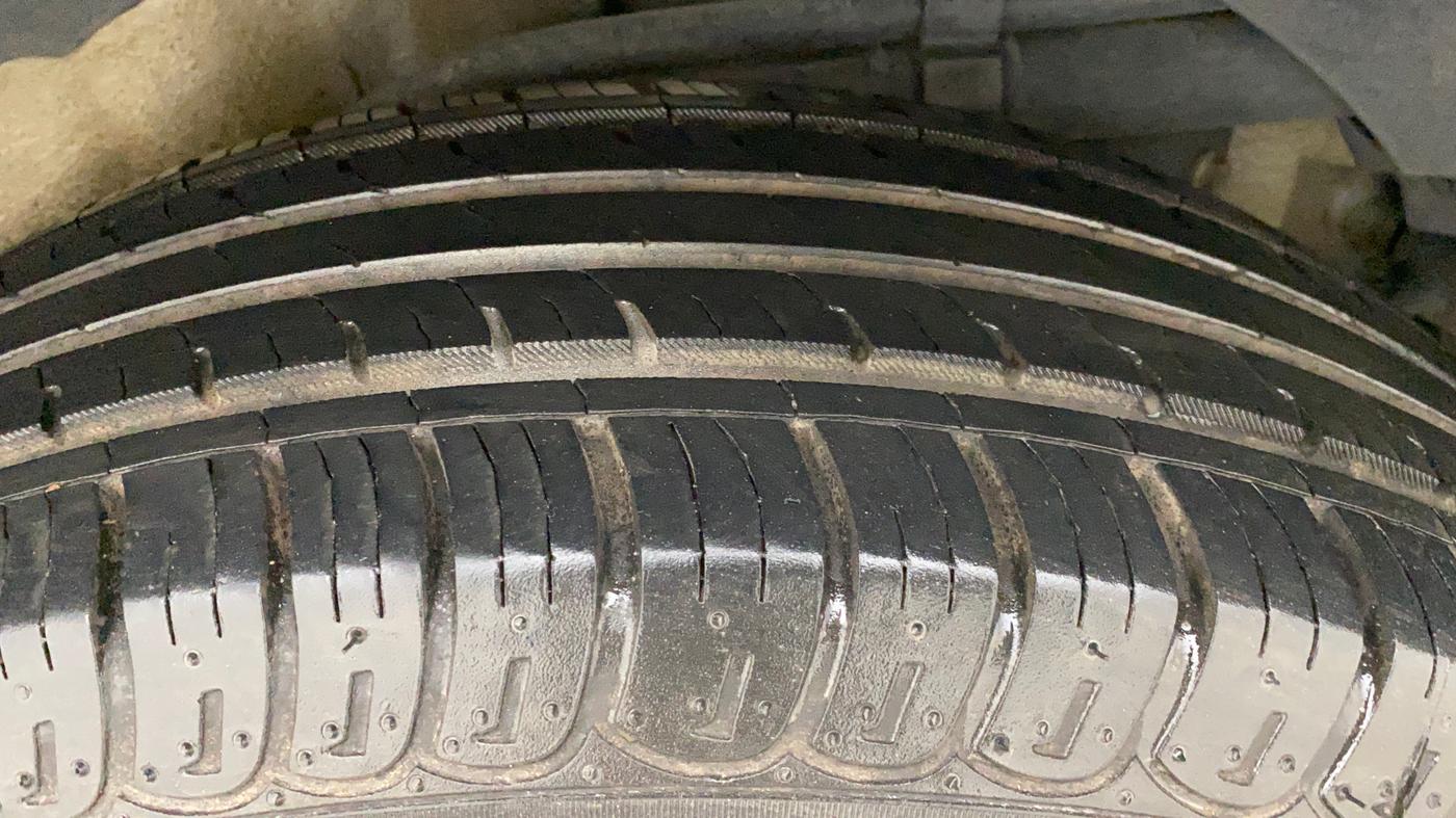 2019 Mahindra XUV500 W5, Diesel, Manual, 30,127 km, Left Rear Tyre Tread