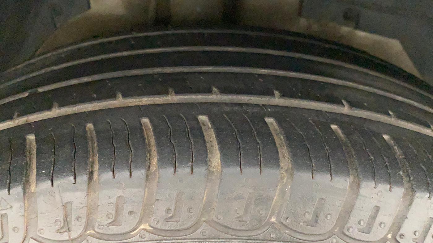 2019 Mahindra XUV500 W5, Diesel, Manual, 30,127 km, Right Front Tyre Tread