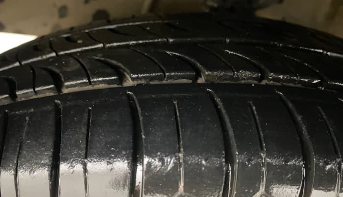 2013 Hyundai i10 SPORTZ 1.2, Petrol, Manual, 1,15,482 km, Left Front Tyre Tread