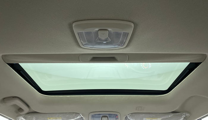 2022 Mahindra XUV300 W6 AT, Diesel, Automatic, 4,486 km, Moonroof/ Sunroof