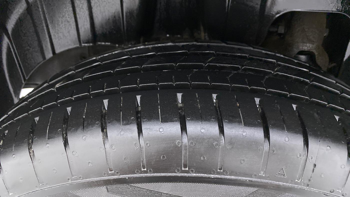 2022 Mahindra XUV300 W6 AT, Diesel, Automatic, 4,486 km, Right Rear Tyre Tread
