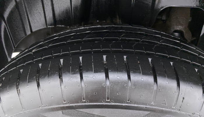 2022 Mahindra XUV300 W6 AT, Diesel, Automatic, 4,486 km, Right Rear Tyre Tread