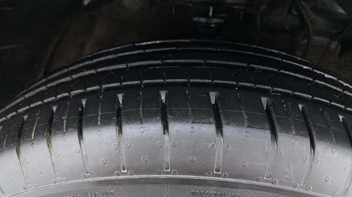 2022 Mahindra XUV300 W6 AT, Diesel, Automatic, 4,486 km, Right Front Tyre Tread