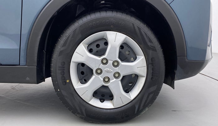2022 Mahindra XUV300 W6 AT, Diesel, Automatic, 4,486 km, Right Front Wheel