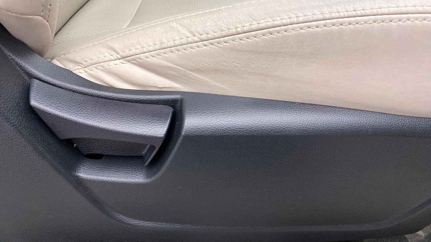 2022 Mahindra XUV300 W6 AT, Diesel, Automatic, 4,486 km, Driver Side Adjustment Panel