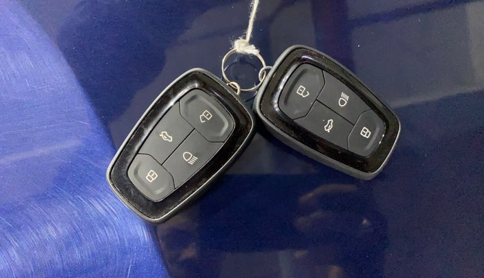 2024 Tata ALTROZ XZA Lux, Petrol, Automatic, 12,097 km, Key Close Up