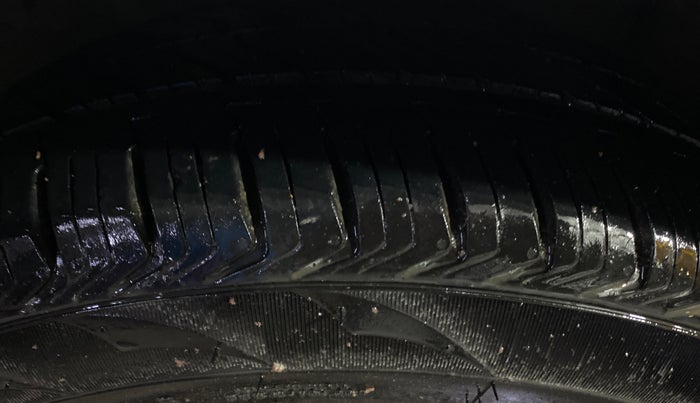 2014 Hyundai Verna FLUIDIC 1.6 CRDI SX, Diesel, Manual, 1,11,484 km, Left Front Tyre Tread