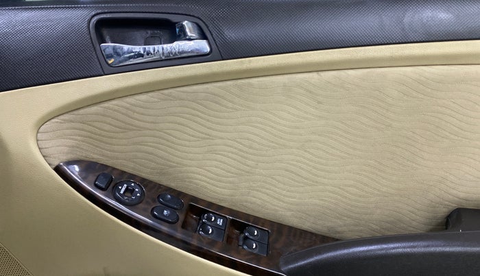 2014 Hyundai Verna FLUIDIC 1.6 CRDI SX, Diesel, Manual, 1,11,484 km, Driver Side Door Panels Control