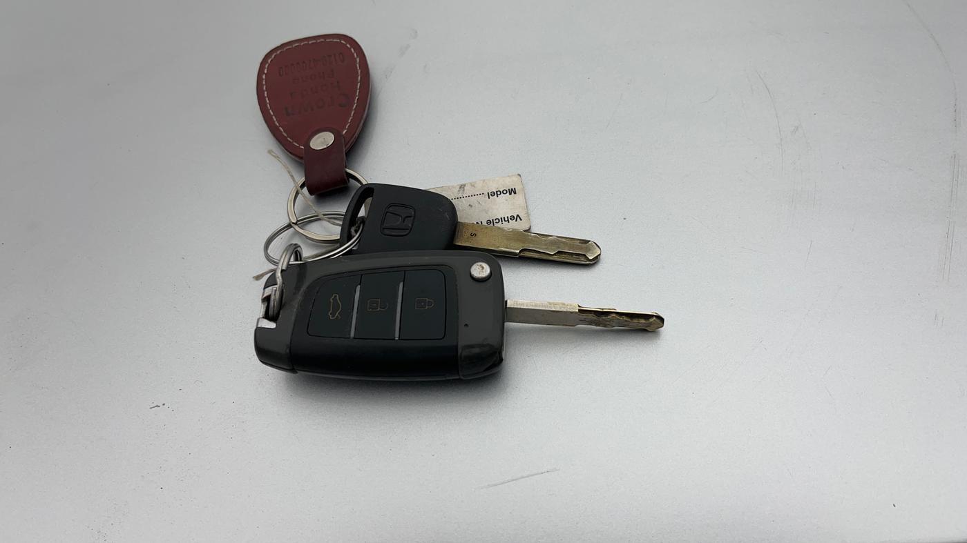 2015 Honda Brio VX AT, Petrol, Automatic, 54,117 km, Key Close Up