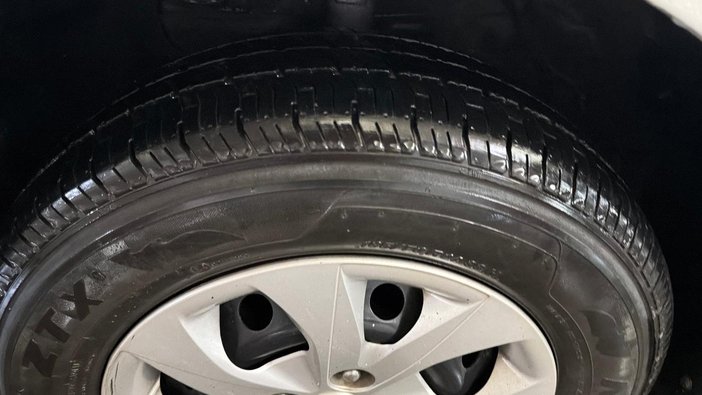 2016 Hyundai Elite i20 MAGNA 1.2, Petrol, Manual, 41,975 km, Left Front Tyre Tread