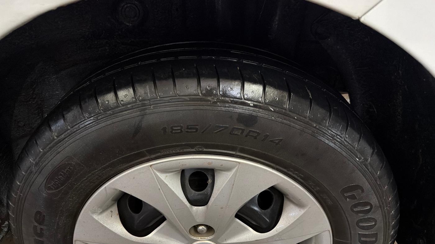 2016 Hyundai Elite i20 MAGNA 1.2, Petrol, Manual, 41,975 km, Left Rear Tyre Tread