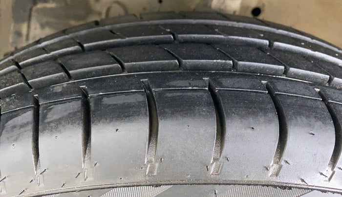 2016 Maruti Swift LXI OPT, Petrol, Manual, 79,267 km, Left Front Tyre Tread