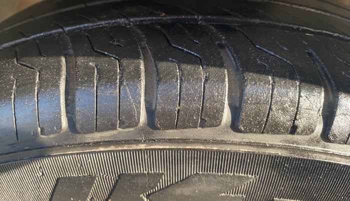 2020 Mahindra XUV300 W6 1.2 PETROL, Petrol, Manual, 95,633 km, Right Front Tyre Tread