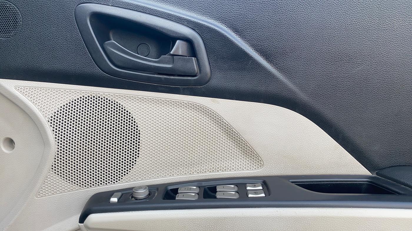 2020 Mahindra XUV300 W6 1.2 PETROL, Petrol, Manual, 95,633 km, Driver Side Door Panels Control