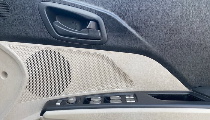 2020 Mahindra XUV300 W6 1.2 PETROL, Petrol, Manual, 95,633 km, Driver Side Door Panels Control