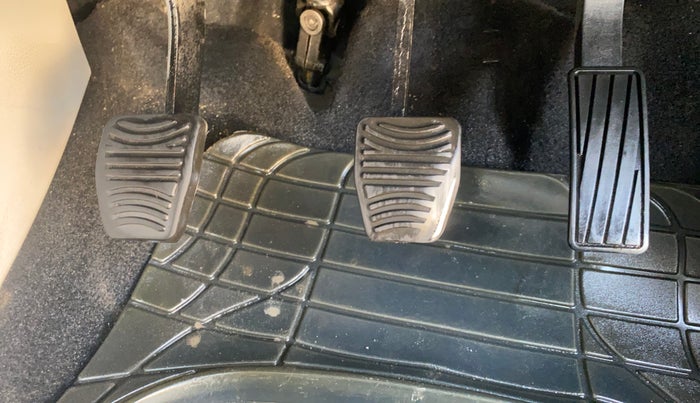 2020 Mahindra XUV300 W6 1.2 PETROL, Petrol, Manual, 95,633 km, Pedals