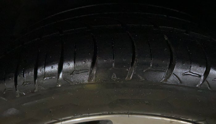 2016 Hyundai Elite i20 ASTA 1.4 CRDI (O), Diesel, Manual, 1,32,949 km, Right Rear Tyre Tread