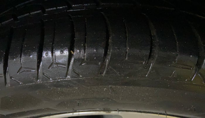 2016 Hyundai Elite i20 ASTA 1.4 CRDI (O), Diesel, Manual, 1,32,949 km, Left Front Tyre Tread